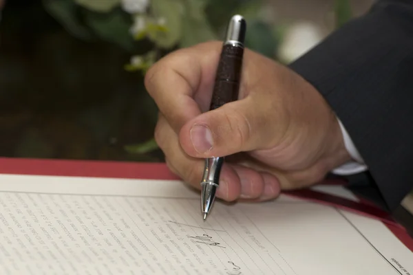 Mão enquanto signin para casamento — Fotografia de Stock