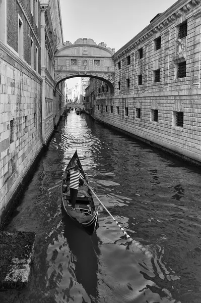 Venedig sevärdheter bro med gondol — Stockfoto