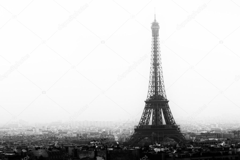 Tour Eiffel at night in black and white