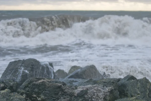 Морской шторм на берегу — стоковое фото