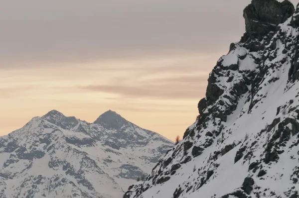 Sonnenuntergang auf den schneebedeckten Felsen — Stockfoto