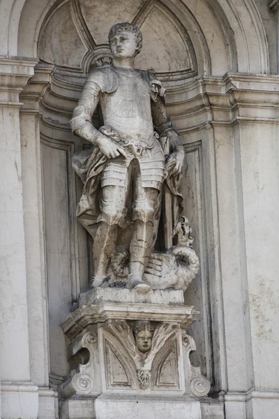 Venetië kerk marmeren standbeeld — Stockfoto