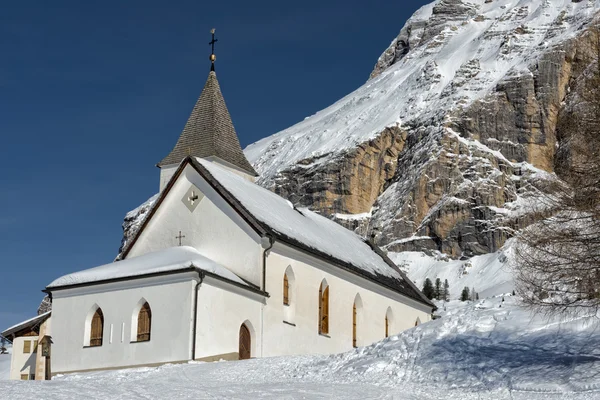 Горная церковь зимой — стоковое фото