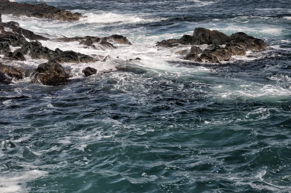Morze w nawałnicy na skałach — Zdjęcie stockowe