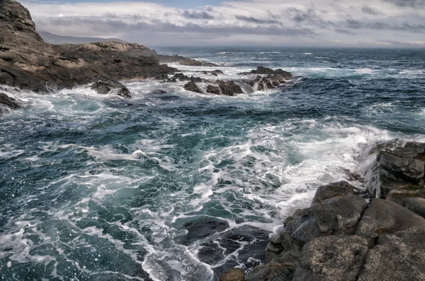 Havet i stormen på stenar — Stockfoto