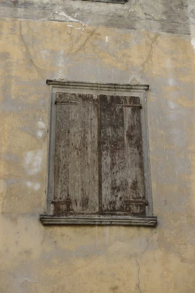 Vieille fenêtre en bois vue extérieure — Photo