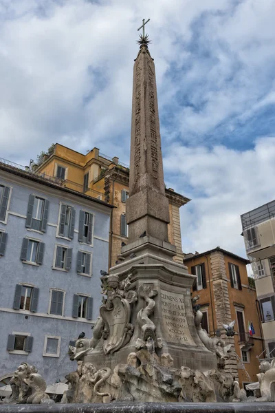 Dikilitaş ile Roma pantheon yer — Stok fotoğraf