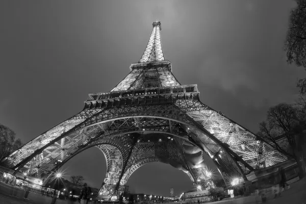 Эйфелева башня ночью в черно-белом — стоковое фото