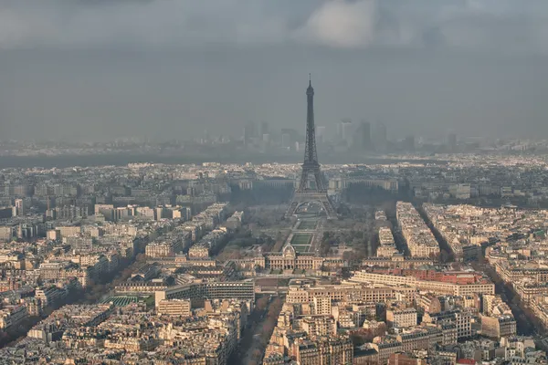 Вид на Эйфелеву башню и Париж зимой — стоковое фото