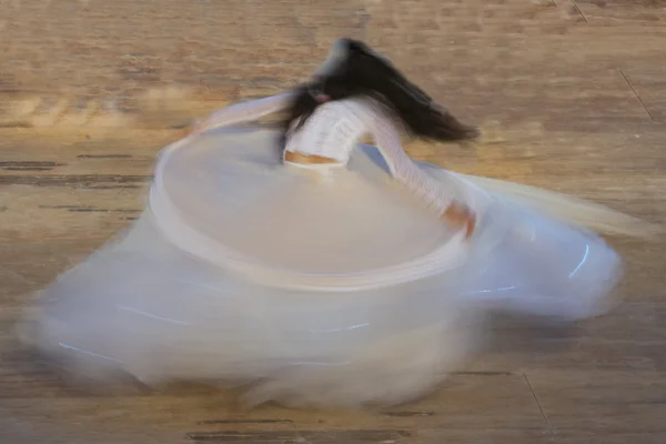 Um dançarino vestido branco girando — Fotografia de Stock