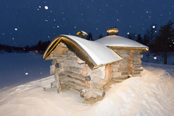 Cabaña de madera en el fondo de nieve — Foto de Stock