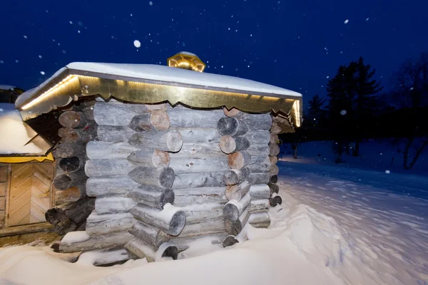 Cabaña de madera en fondo de nieve — Foto de Stock