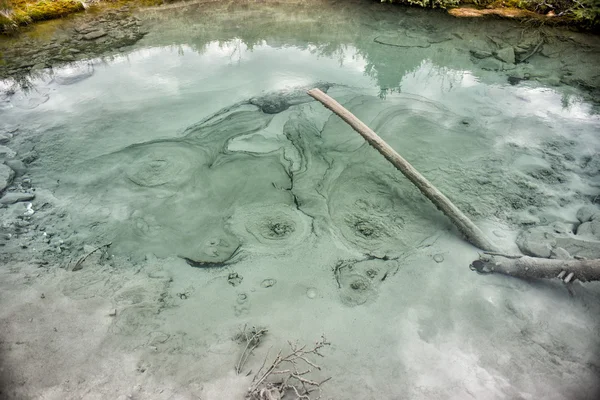 Природні гарячі басейни в скелястих горах — стокове фото