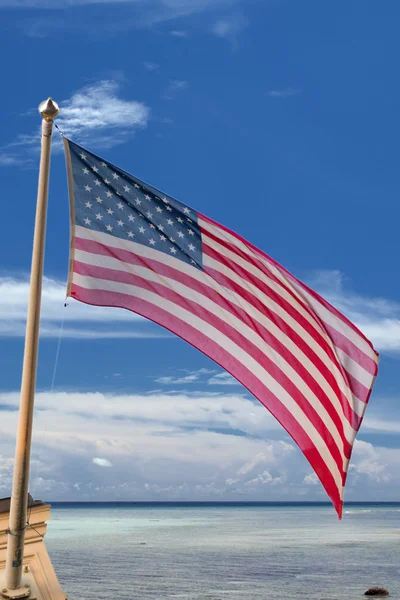 EE.UU. Bandera americana estrellas y rayas en el cielo tropical backgrou — Foto de Stock