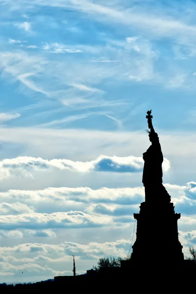 Нью-Йоркская статуя свободы вертикальный силуэт — стоковое фото