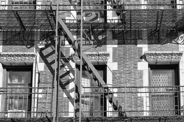 Velho edifício escada de incêndio em preto e branco — Fotografia de Stock