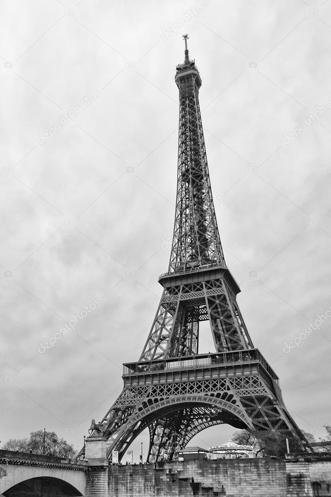 tour eiffel vertical in black and white