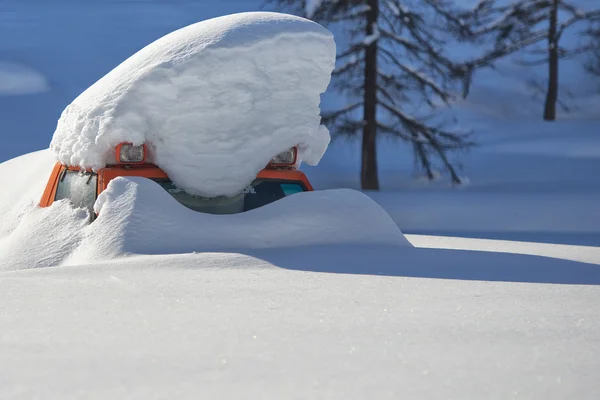 Motoslitta coperta di neve — Foto Stock