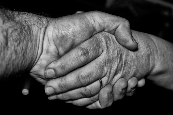 Gli amanti uomo e donna mani incrociate — Foto Stock