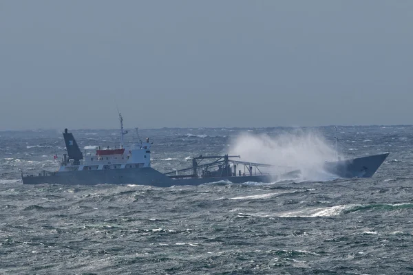 Navio na tempestade — Fotografia de Stock