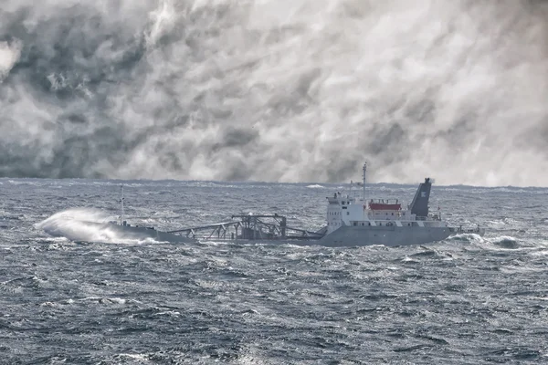 Navio na tempestade — Fotografia de Stock