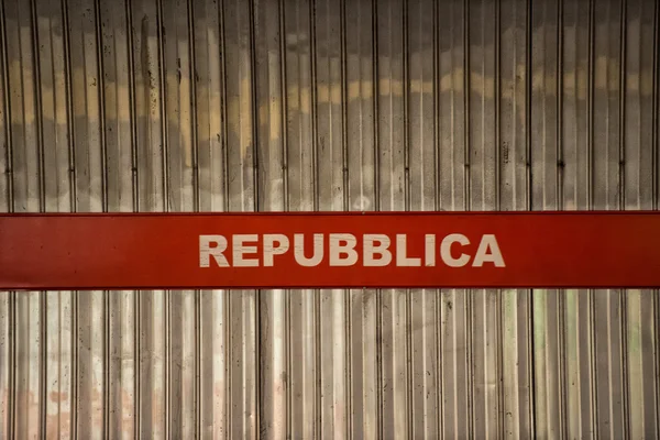 Znak stacji metra repubblica Rzym — Zdjęcie stockowe