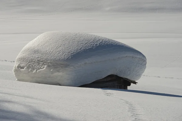 Uma cabana de madeira no fundo de neve de inverno — Fotografia de Stock