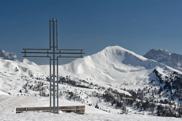 Järnkorset på höga berget — Stockfoto