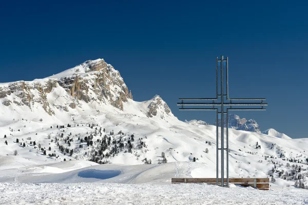 Kreuz auf hohem Berg — Stockfoto