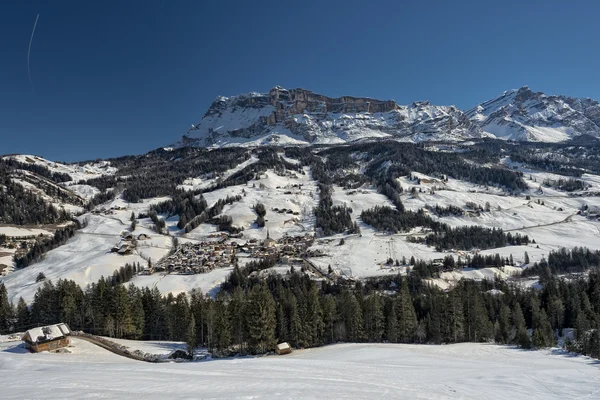 Badia Dolomiterna staden Flygfoto — Stockfoto