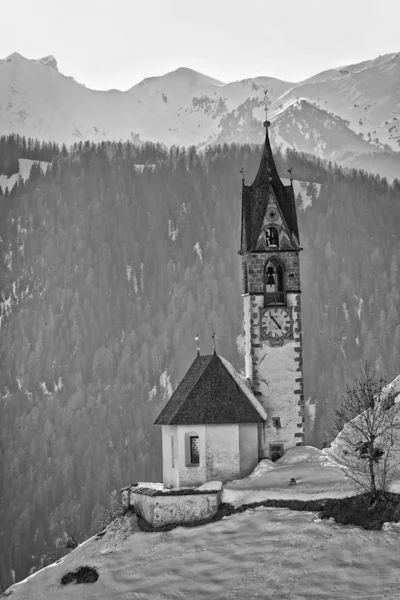 Iglesia de montaña en invierno —  Fotos de Stock