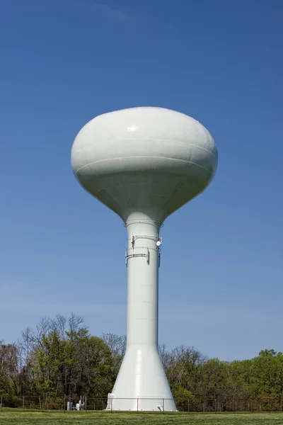 Una torre de agua en el cielo azul profundo — Foto de Stock