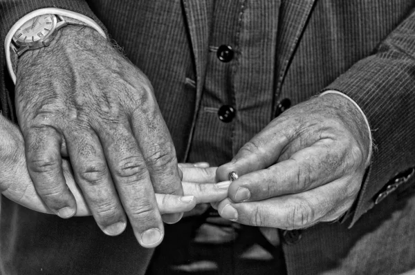 Matrimonio mani incrociate in bianco e nero — Foto Stock