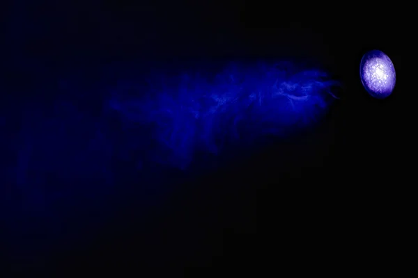 Голубой отражатель на дыму — стоковое фото