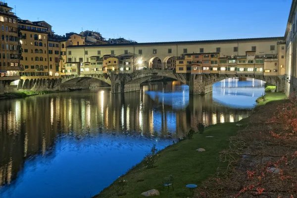 Florencia Ponte Vecchio vista nocturna paisaje urbano — Foto de Stock