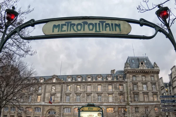 イル ドゥ ラ近くパリ地下鉄メトロポリタン記号を引用します。 — ストック写真