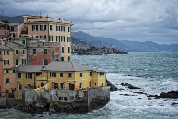 Meeressturm auf Genua malerisches Boccadasse-Dorf — Stockfoto