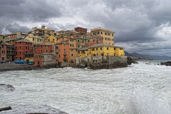 Zee storm op genova pittoresk boccadasse dorp — Stockfoto