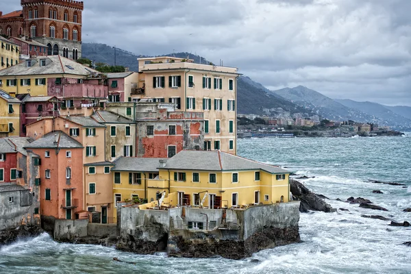 Tormenta marina en Génova pintoresco pueblo boccadasse —  Fotos de Stock