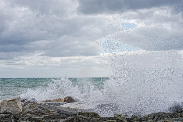 Mořské bouře bouře na skalách — Stock fotografie