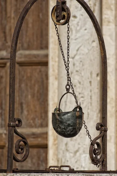 San quirico středověké domy s vodou, dobře — Stock fotografie