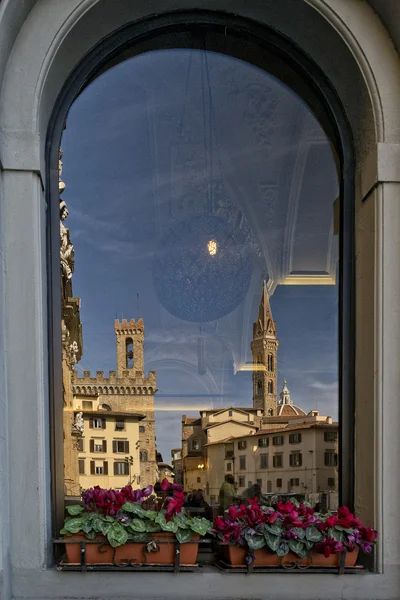 Florens piazza della signoria reflektion i ett fönster — Stockfoto