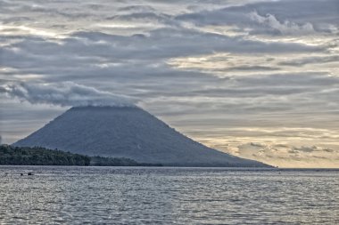 gün batımında bunaken volkan tropik cennet Adası