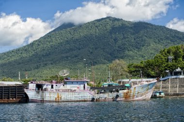 Endonezya limanındaki balıkçı teknesi