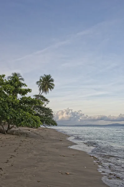绿松石的热带天堂岛海滩上的日落 — 图库照片