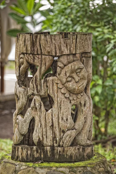 Fából készült tiki a trópusi paradicsomban beach — Stock Fotó
