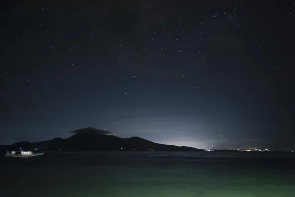 Siladen turquesa tropical paraíso ilha vista noturna — Fotografia de Stock