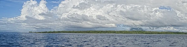 Siladen τυρκουάζ τροπικός παράδεισος νησί — Φωτογραφία Αρχείου
