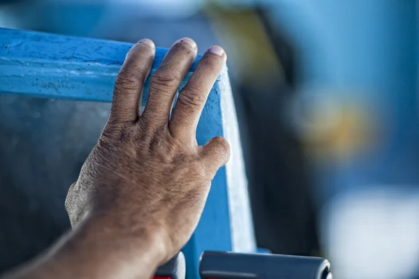 Main de vieil homme sur un bateau de pêche — Photo
