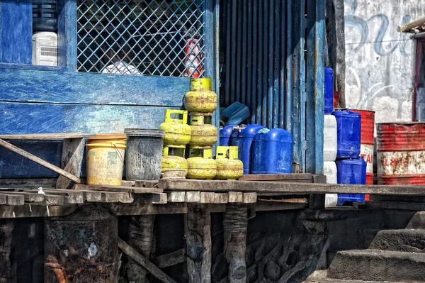 Tanques de gás amarelo na indonésia — Fotografia de Stock